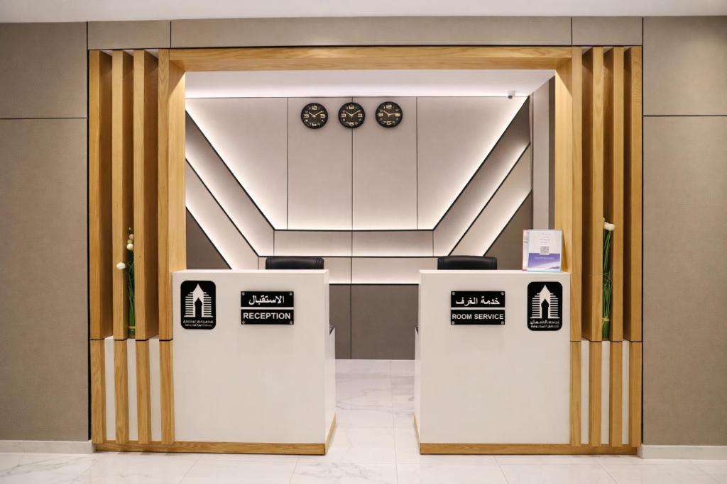 een lobby met twee balies in een gebouw bij أجنحة الشمال in Tabuk