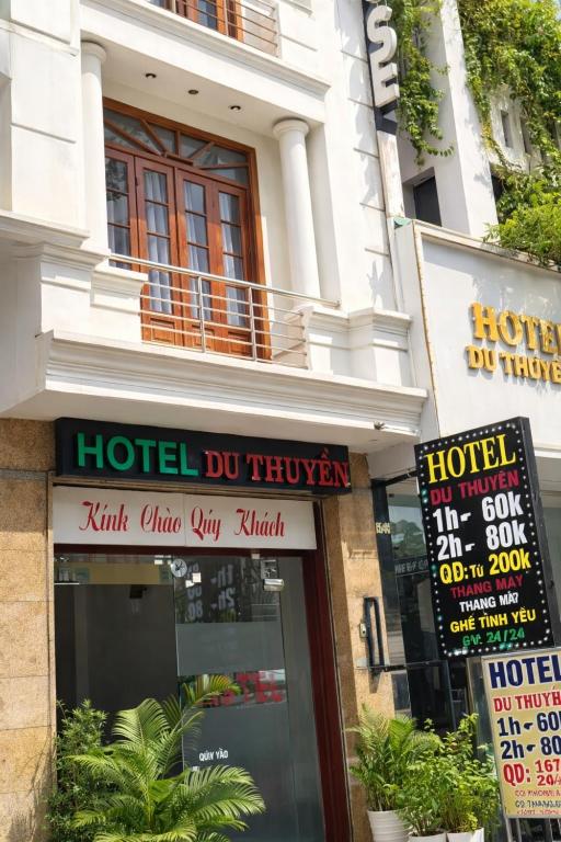 a hotel do window in front of a building at Du Thuyền Hotel Hồ Chí Minh in Ho Chi Minh City
