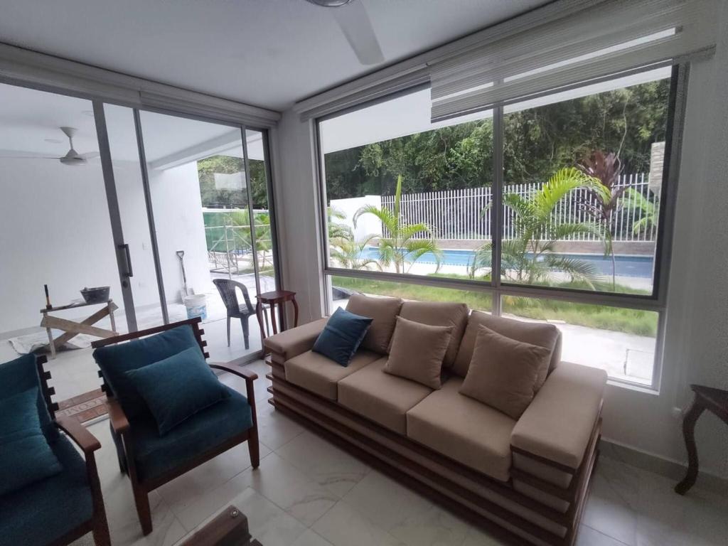 een woonkamer met een bank en twee stoelen bij Apartment in Same, Casa Blanca in Súa