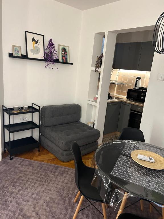 een woonkamer met een bank en een tafel bij Martina Lux in Belgrado