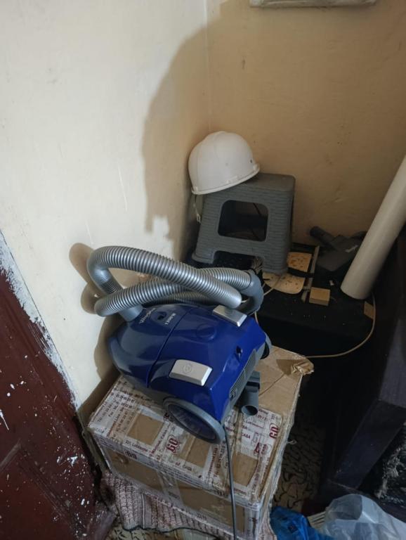 ein Raum mit einem Computer und einem Helm auf einer Kiste in der Unterkunft Ben jeddi in Mʼdik
