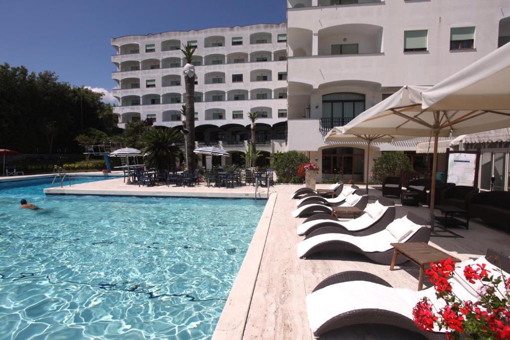 Bazén v ubytování Grand Hotel Don Juan nebo v jeho okolí