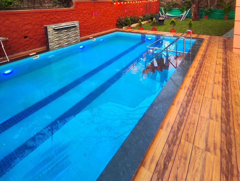 Swimmingpoolen hos eller tæt på Amy Villa - 5 BHK - Centre of Lonavala I Pvt Pool & Garden