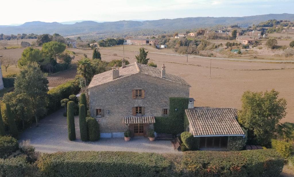 een luchtfoto van een huis in een veld bij Pla de Moixons in Oristá