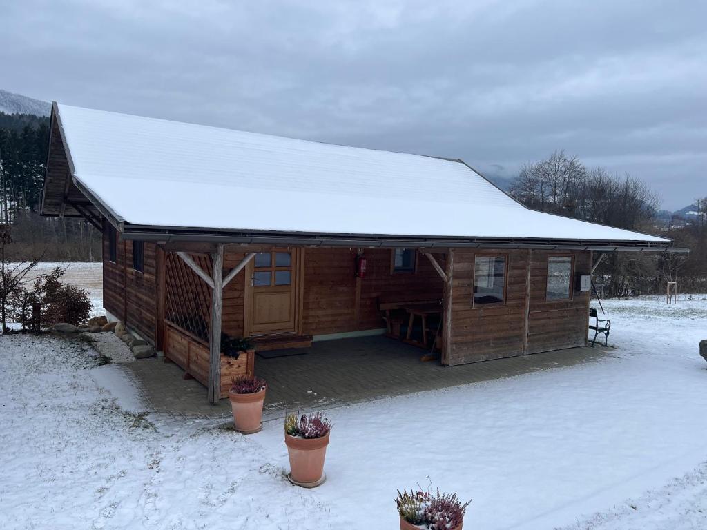 een blokhut met sneeuw erop bij Ferienhäuschen in Mariahof in Mariahof