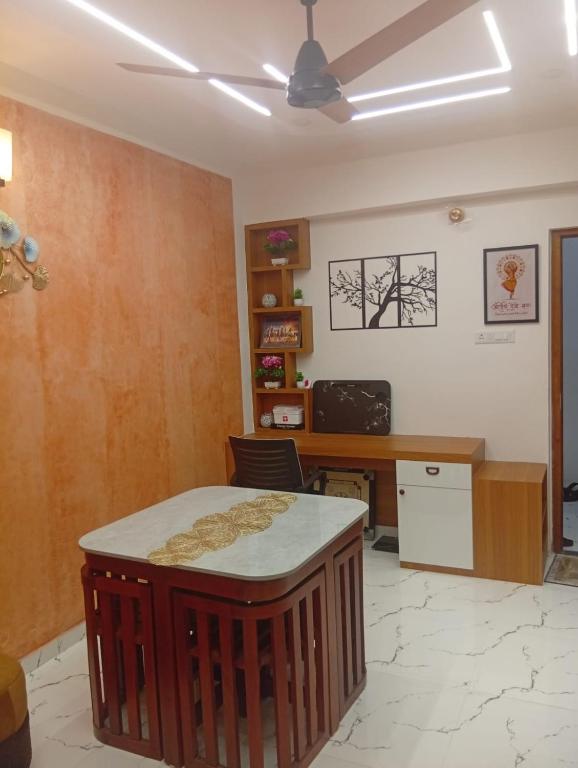 an office with a desk and a table in a room at Gurunandanam-Fully furnished Deluxe Apartment East Nada Guruvayur in Guruvāyūr