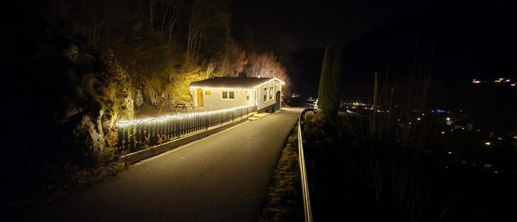 een huis met lichten aan de kant van een weg 's nachts bij Maal Waldhaus in Todtnau