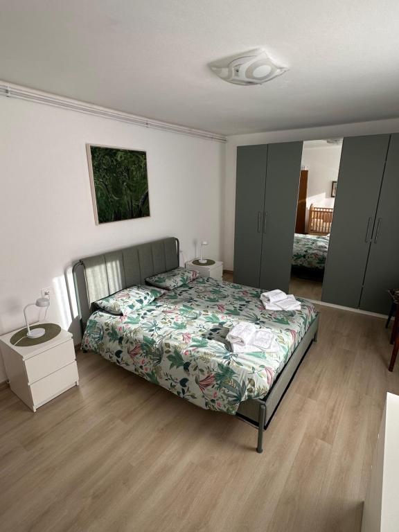 una camera da letto con un letto con un piumone verde di Appartamento Medán a Mezzano