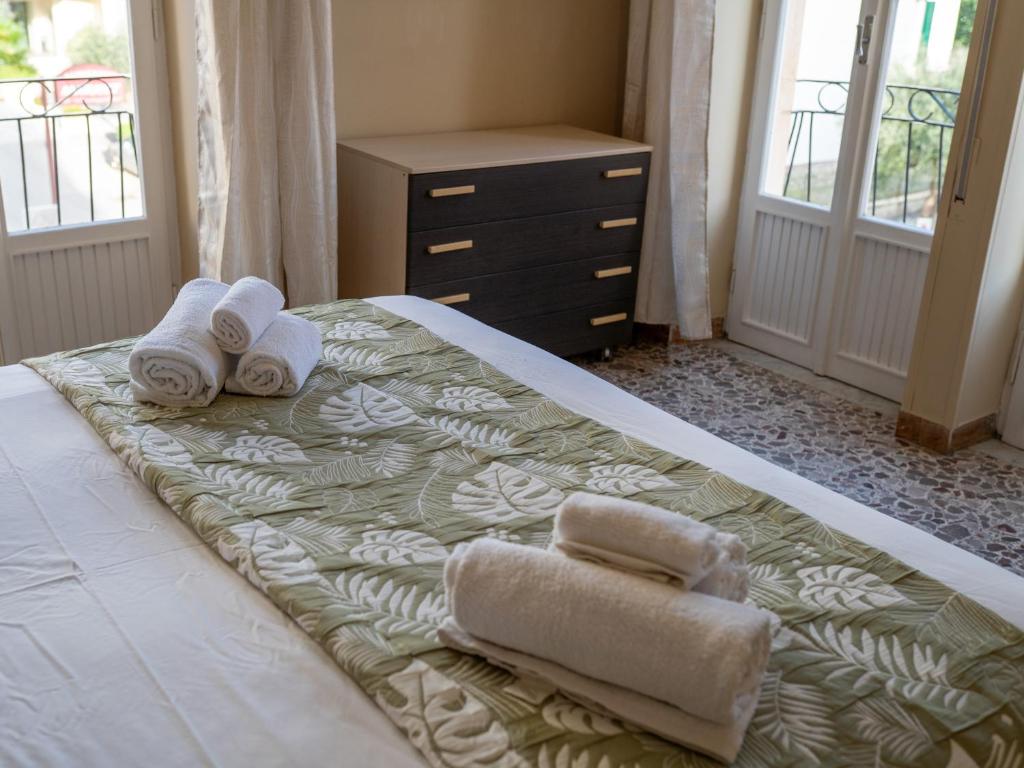 een slaapkamer met een bed met handdoeken erop bij Sperlonga Center Home in Sperlonga