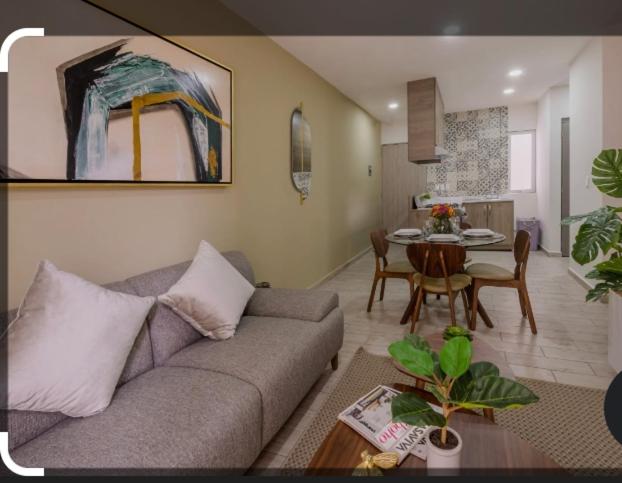 een woonkamer met een bank en een tafel bij La Posada in Neuquén