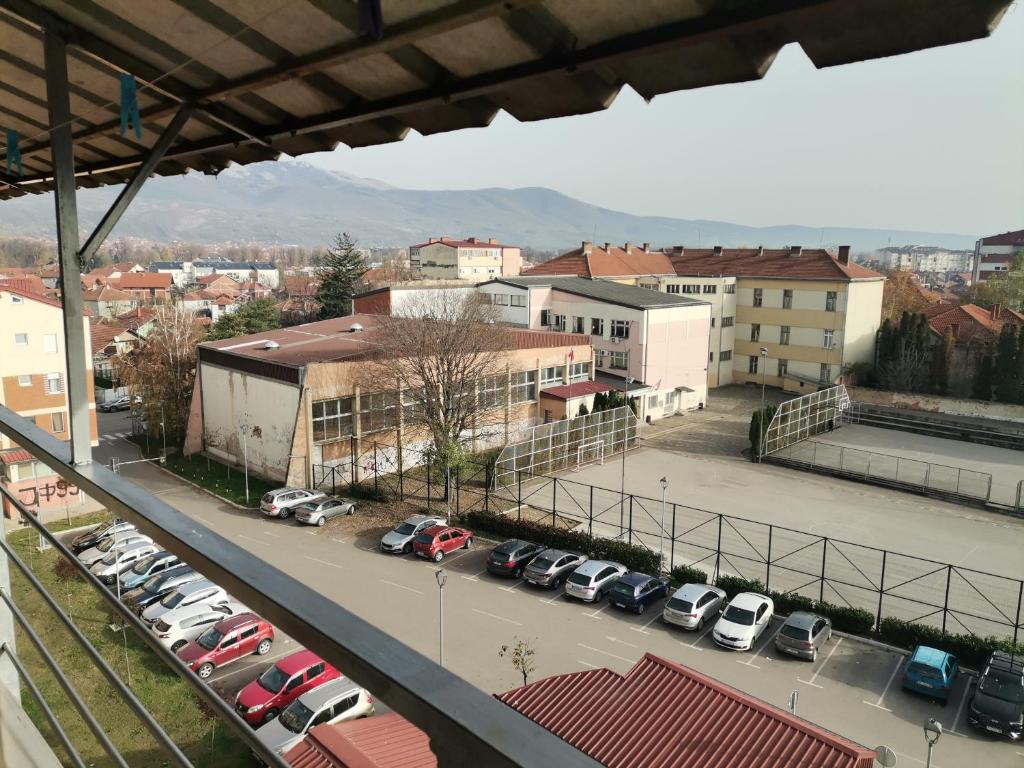 een uitzicht op een parkeerplaats met geparkeerde auto's bij Mala Sirena in Bukorovac