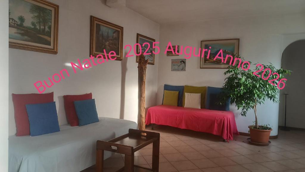 une chambre avec deux lits et une pancarte indiquant « souffler l'aiguille » dans l'établissement Il Meglio al Minimo, à Lecco