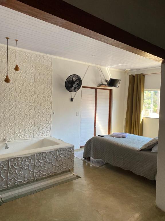 una camera da letto con un letto e una vasca da bagno di FamilySpace a Búzios
