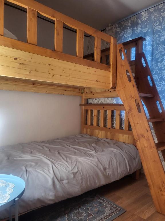 Een bed of bedden in een kamer bij Gwangan Beach Cozy House