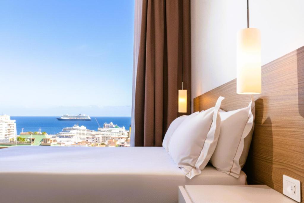 En eller flere senge i et værelse på Skyline Boutique Hotel