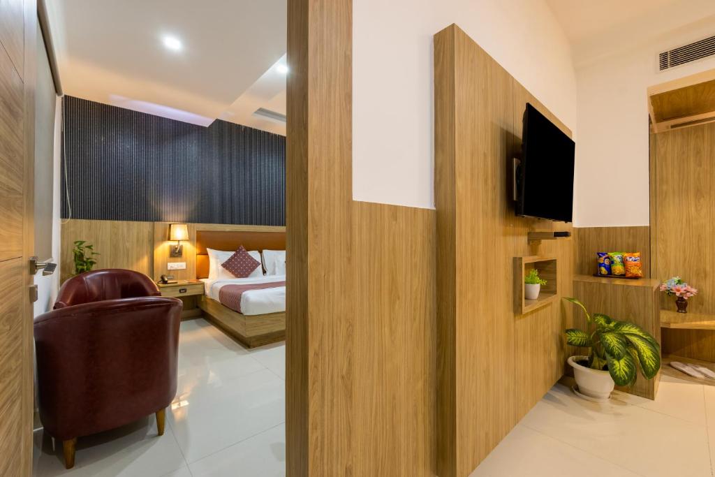 een hotelkamer met een bed en een televisie bij The Elevate Hotel Near Delhi Airport With- Free Airport PICKUP in New Delhi