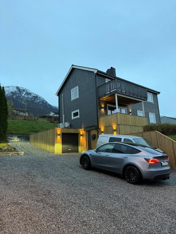 a car parked in front of a house at Nyoppusset leilighet til leie in Isfjorden