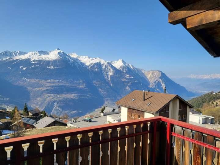 balcone con vista su una montagna innevata di Hotel Restaurant Park Jaizinen a Mitthal