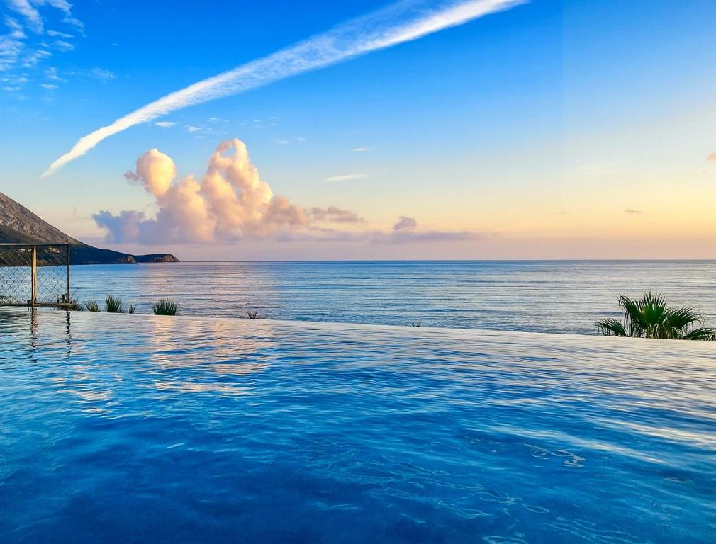 una piscina con vista sull'oceano di Hotel Ponta Plaza Conference & Spa a Budua