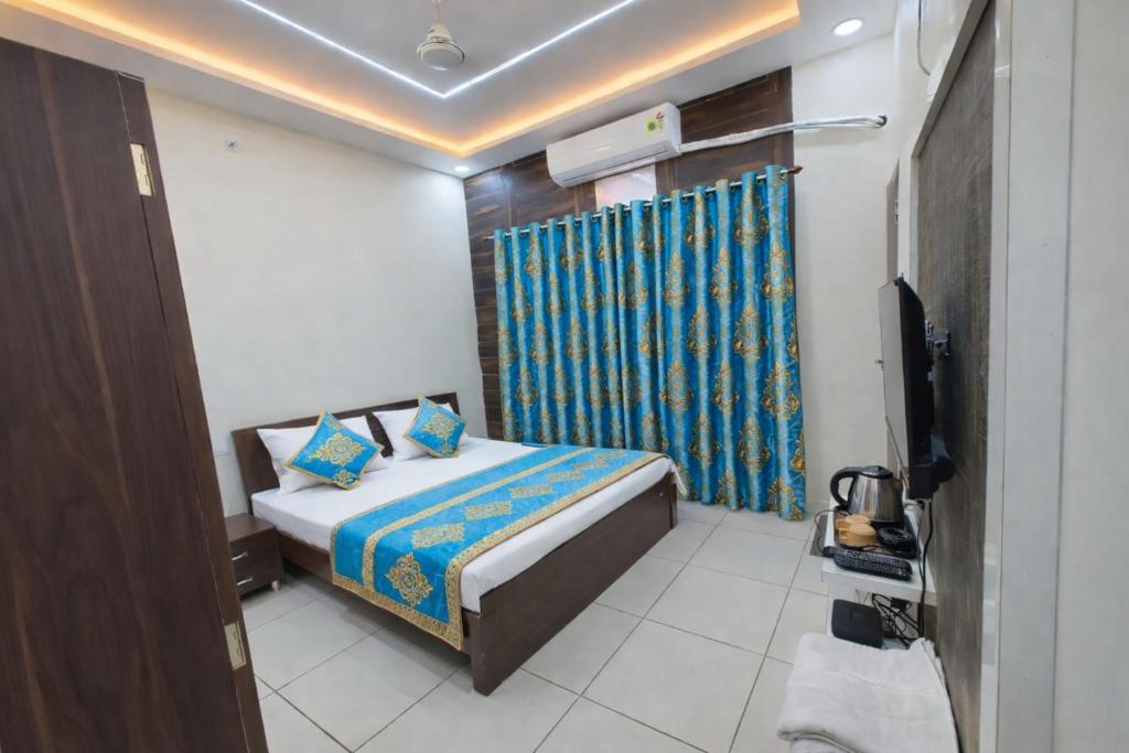 Postel nebo postele na pokoji v ubytování Hotel JL Palace Shri Mahakaleshwar Jyotirlinga Temple And Railway Station - Fully Air Conditioned Premium Room - Free Wi-fi - Free Parking Available - Best Premium Hotel In Ujjain