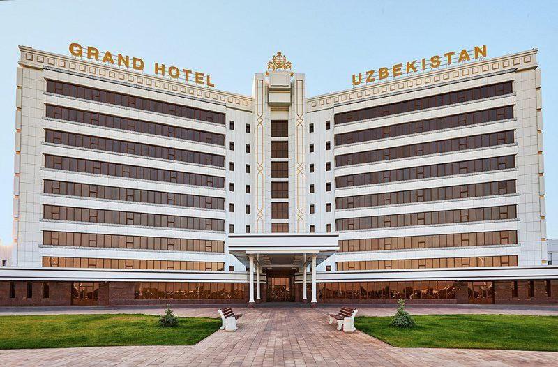 OktyabrʼGrand Hotel的一间大型酒店,上面有标志