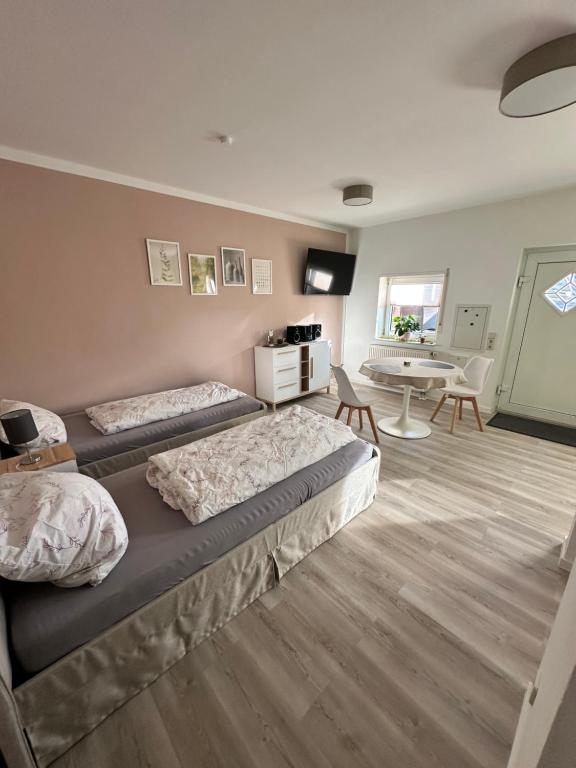 Giường trong phòng chung tại FeWo Am Neckarsteig