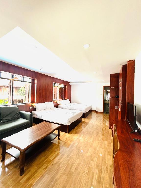 万荣Lacasa Mountain View Hotel的有两张沙发和一台电视的客厅