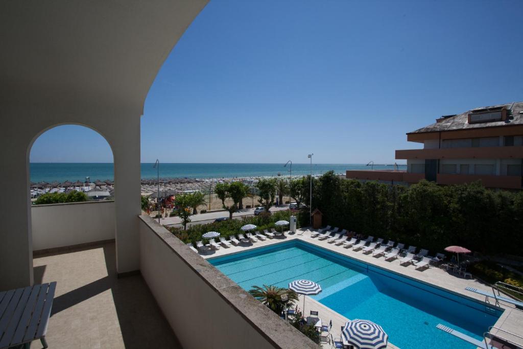 Bazén v ubytování Grand Hotel Don Juan nebo v jeho okolí