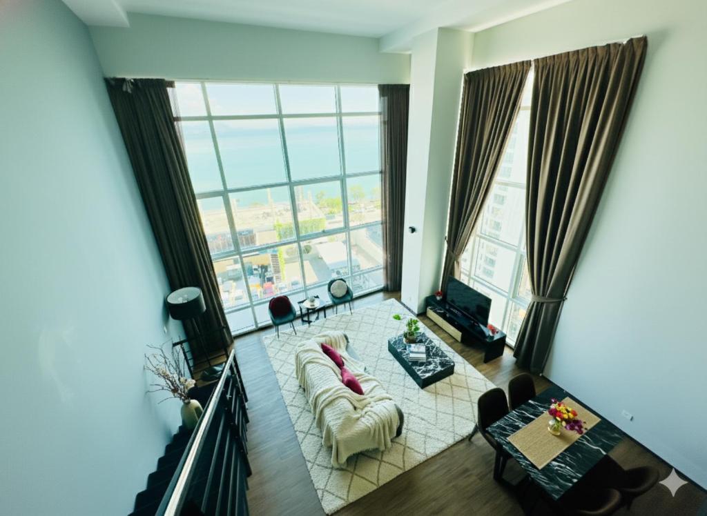 En eller flere senge i et værelse på Modern Seaview 2BR Duplex High Floor Heart of George Town 73A