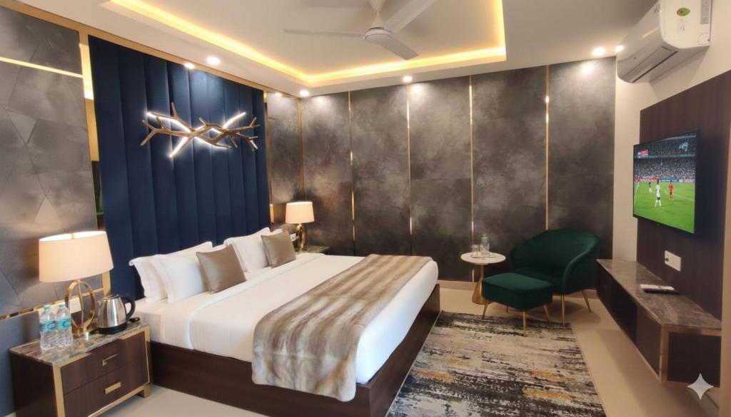 een hotelkamer met een bed en een tv bij Hotel Tark Premium New Delhi in New Delhi