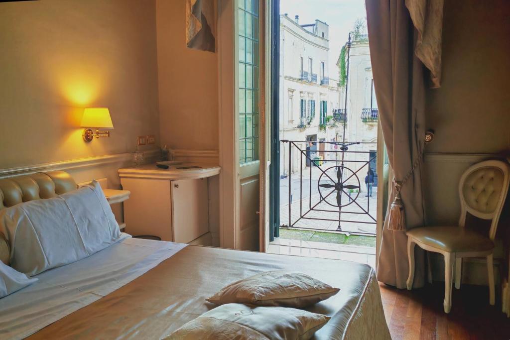 una camera da letto con un letto e una grande finestra di Suite Hotel Santa Chiara a Lecce