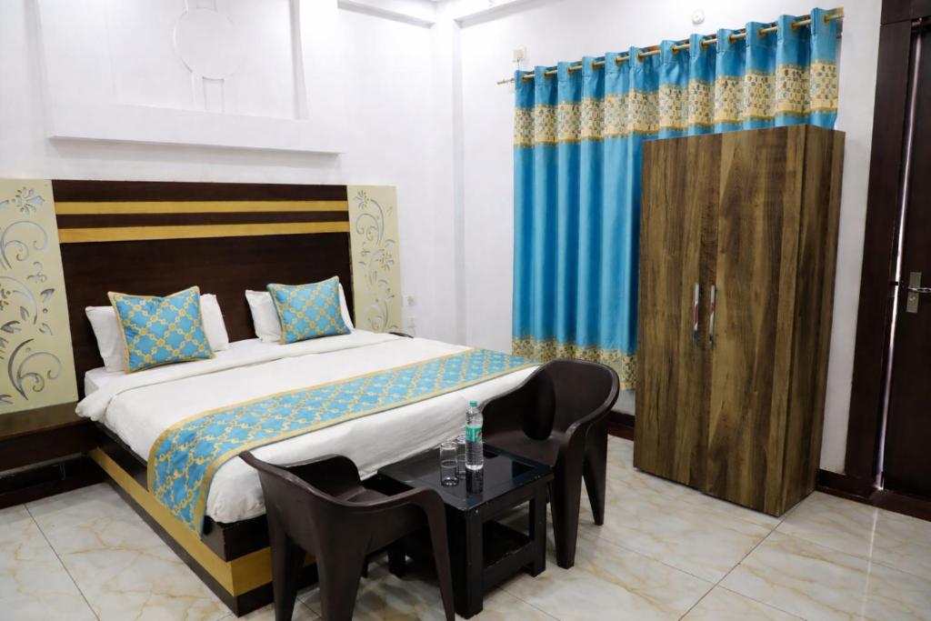 En eller flere senge i et værelse på Hotel Sawera Heritage Comfort Residency- Free Parking & Restaurant and Lift Facilities - Fully #Air Conditioning - A Top Rated Hotel!