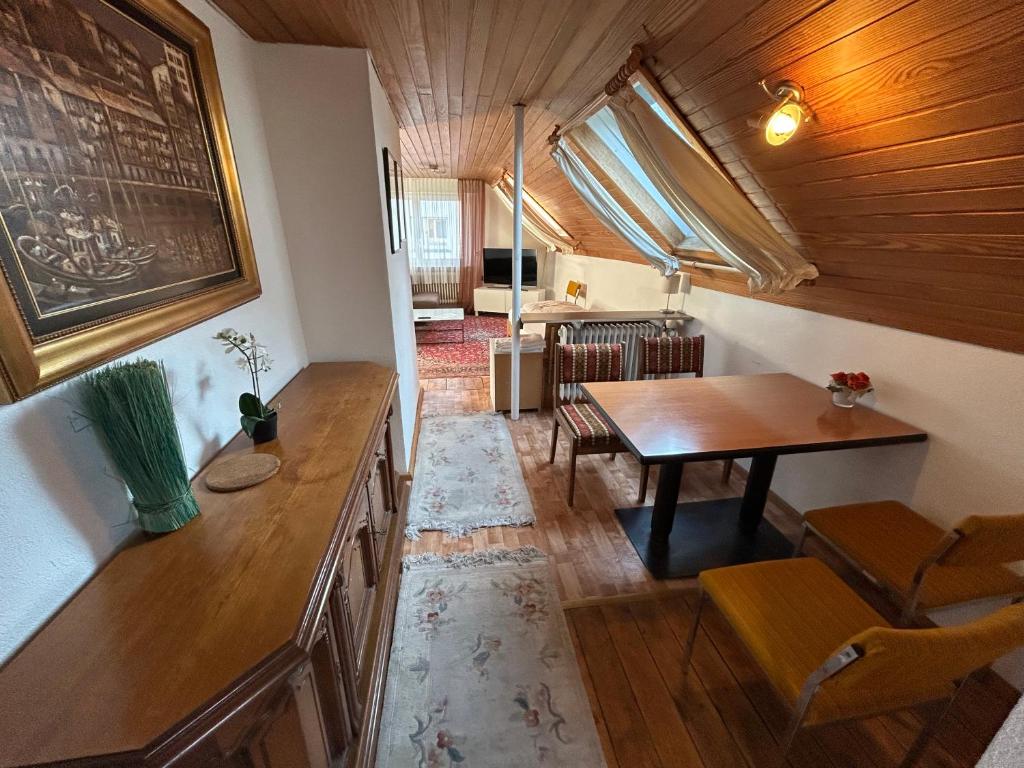 una stanza con un tavolo e una sala da pranzo di Central Apartment Rödermark 3SZ a Rödermark