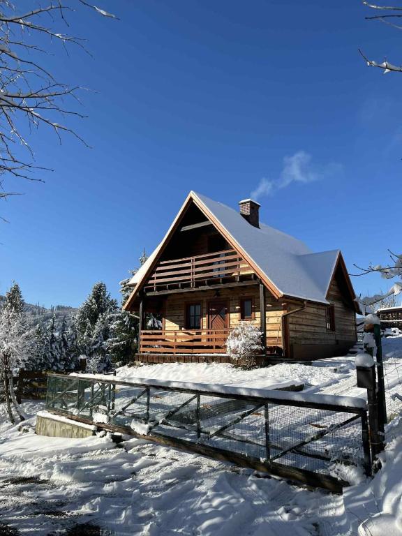 Domek pod lasem om vinteren