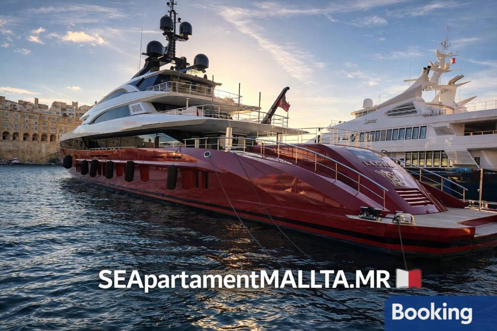 een grote boot in het water naast een cruiseschip bij SEApartment MALLTA'MR in St Paul's Bay