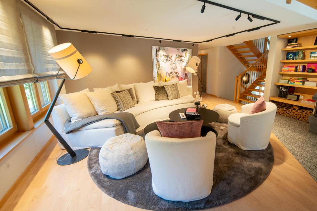 Et opholdsområde på Chalet Gutsch Andermatt by HomeFlow