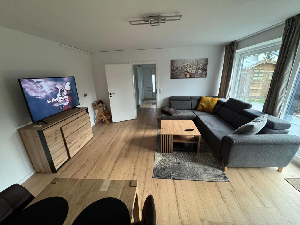 ein Wohnzimmer mit Sofa und Flachbildfernseher in der Unterkunft Nostalgie 2 in Bad Harzburg
