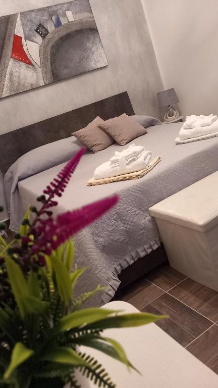 une chambre avec un lit et un tableau au mur dans l'établissement Montereale holiday house, à Monreale