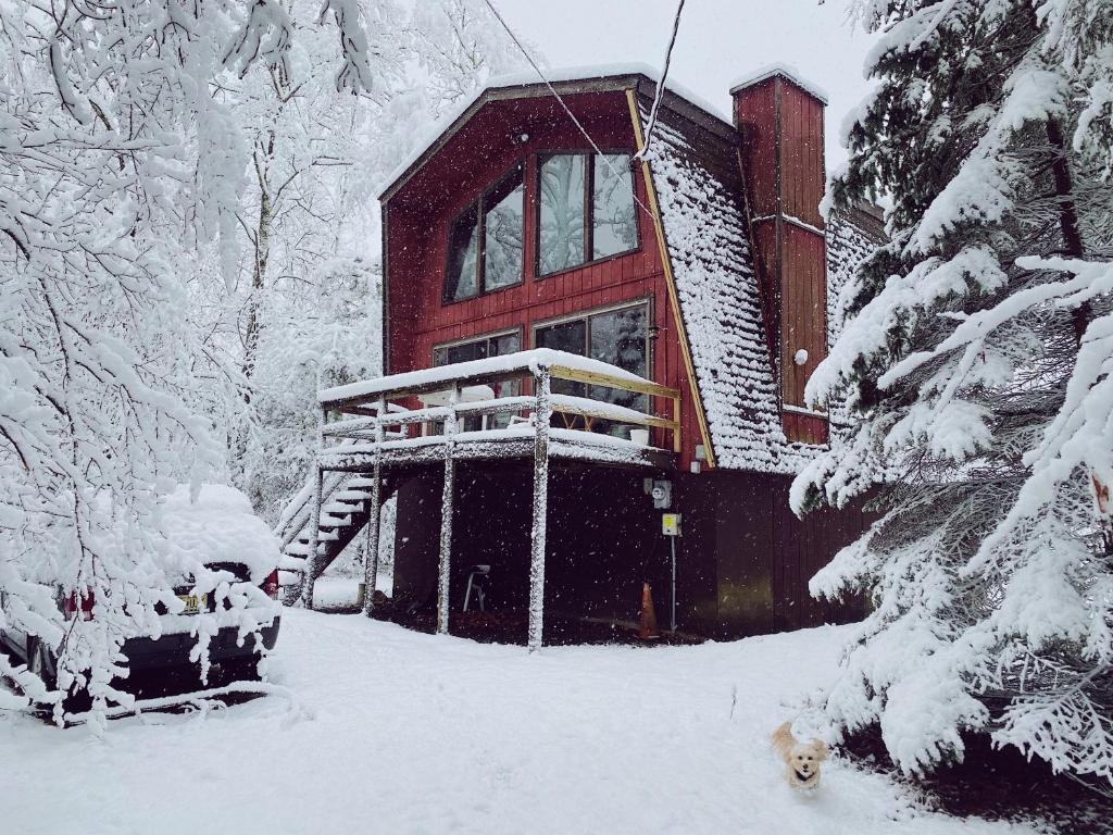 Een huis met een terras is bedekt met sneeuw. bij Designer Poconos Chalet I Ski, Skate, Lakes, Family-Friendly in Lake Ariel