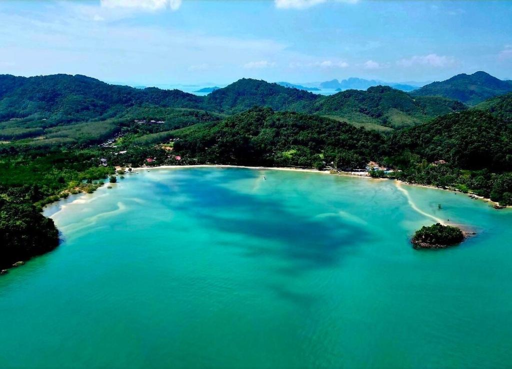 une île au milieu d'une grande étendue d'eau dans l'établissement Tha Khao Beach House 1, à Ban Bang Chak