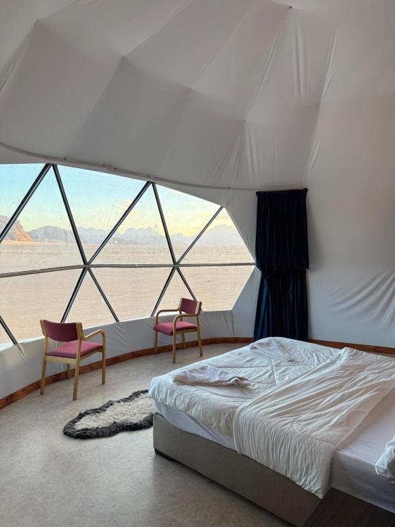 Giường trong phòng chung tại Wadi Rum famous luxury camp