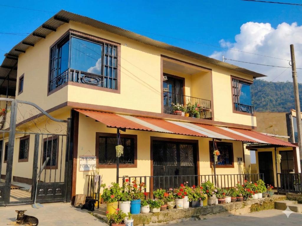 una casa con dei fiori davanti di Hostal La Clarita a Fusagasugá