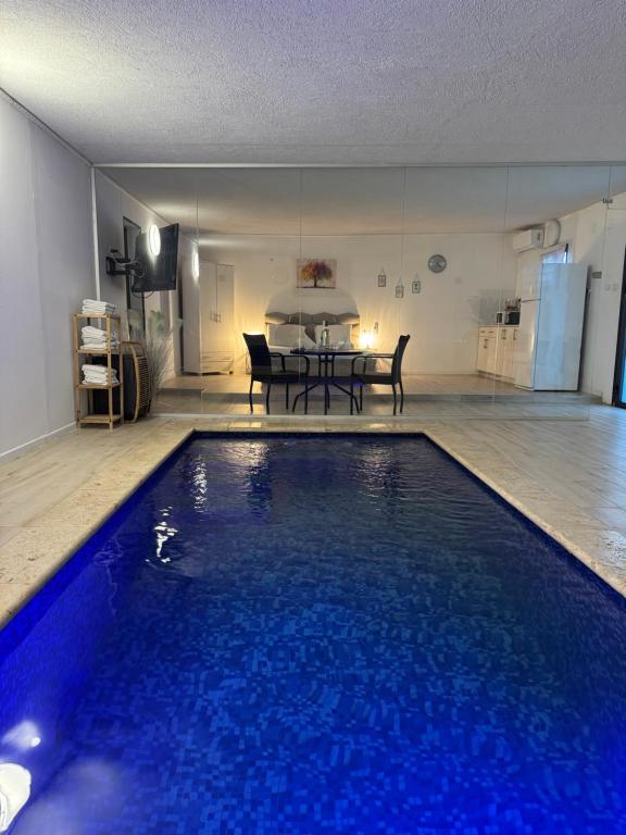Swimmingpoolen hos eller tæt på לקשורי סוויט - Luxury suite