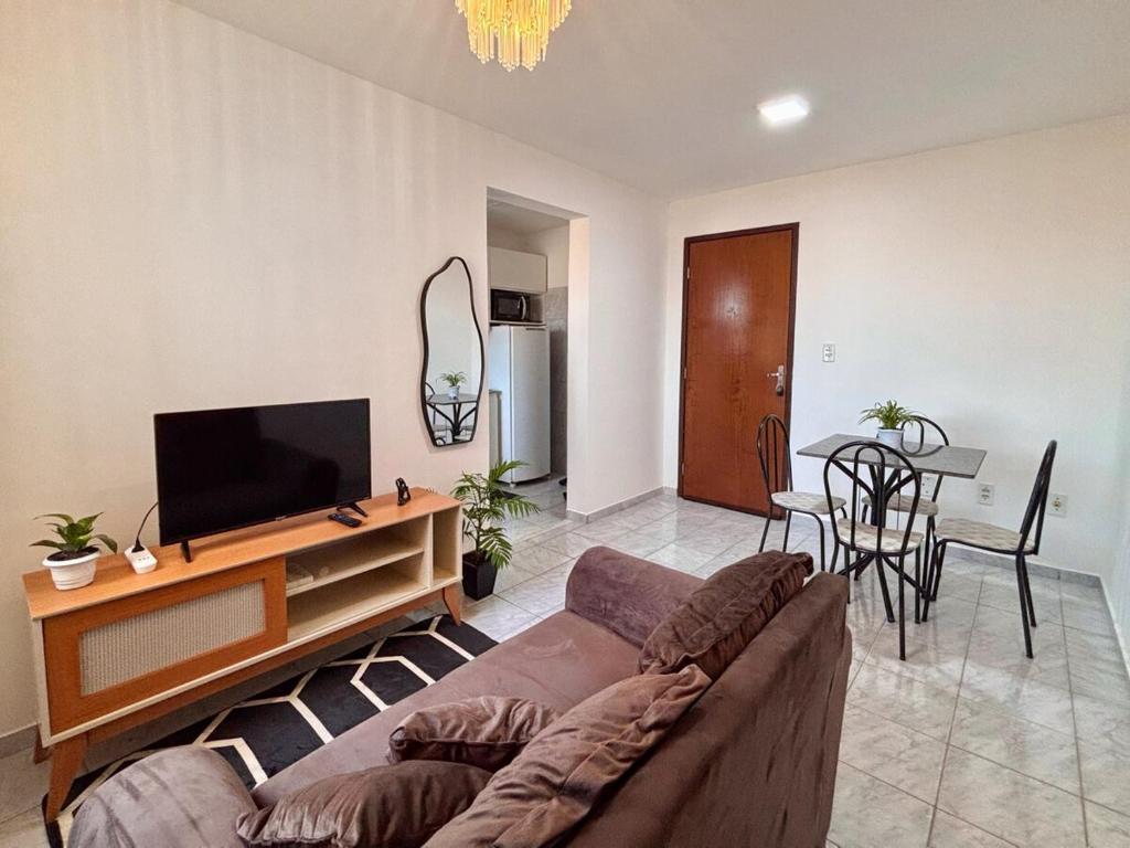een woonkamer met een bank en een flatscreen-tv bij Ótimo Custo-Benefício, Conforto e Praticidade in São Luís