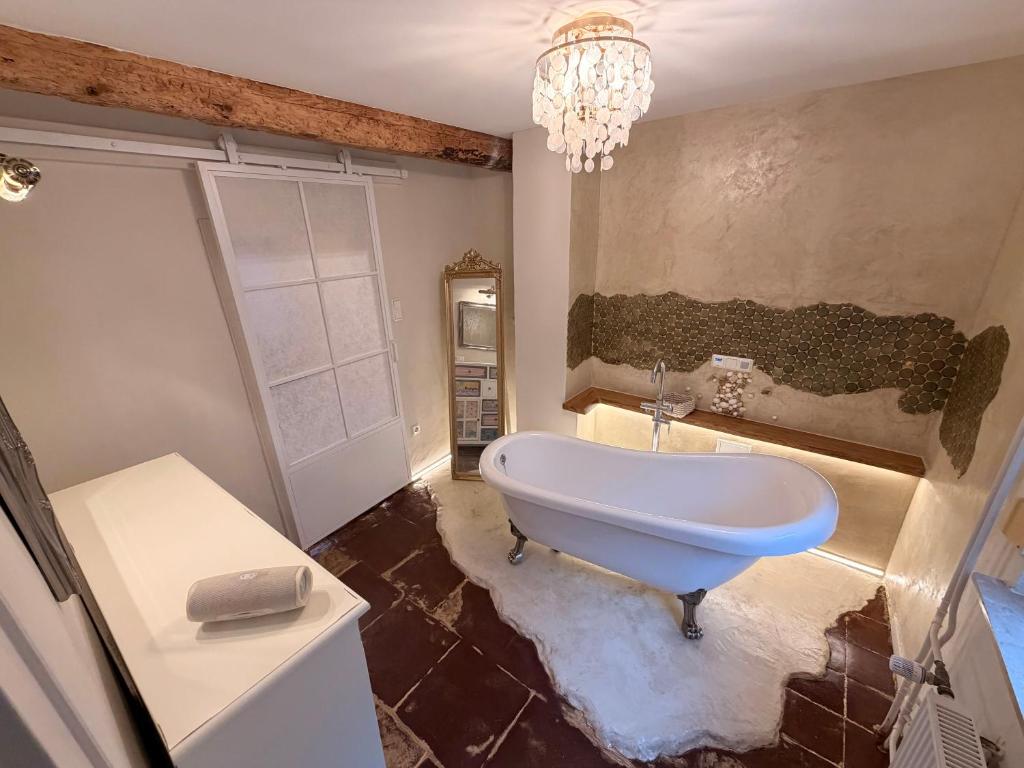 Phòng tắm tại Forest View, ganzes Haus 100qm, 2 Schlafzimmer, 2 Bäder, Badewanne, Garten & Terrasse