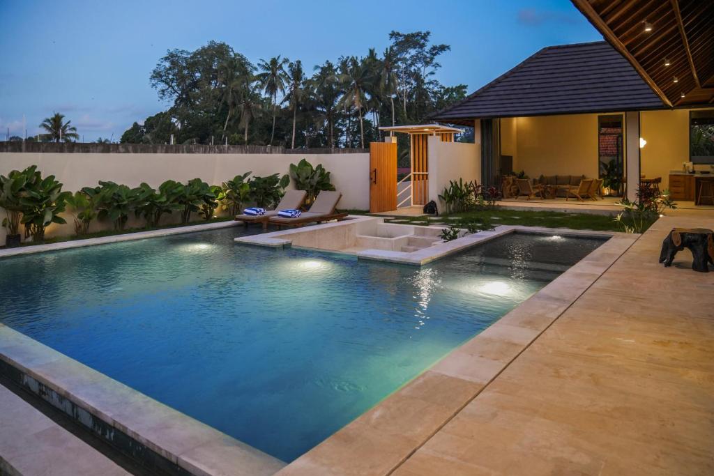 ein Swimmingpool vor einem Haus in der Unterkunft 2BDR Villa Aurelia - Construction nearby in Bedahulu