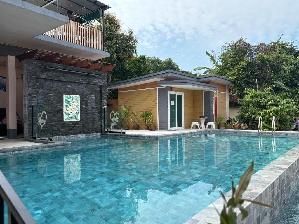 een zwembad voor een huis bij Honey Moon view in Bophut 