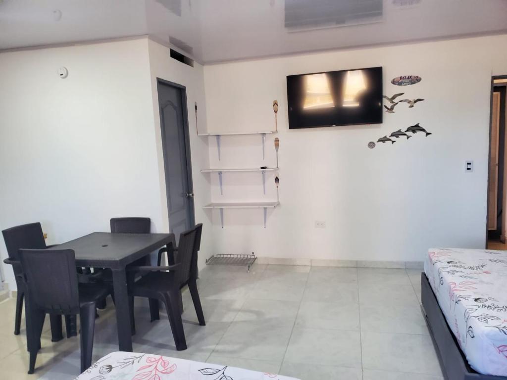 een eetkamer met een tafel en stoelen bij Apartahotel hm caribe in Santa Marta