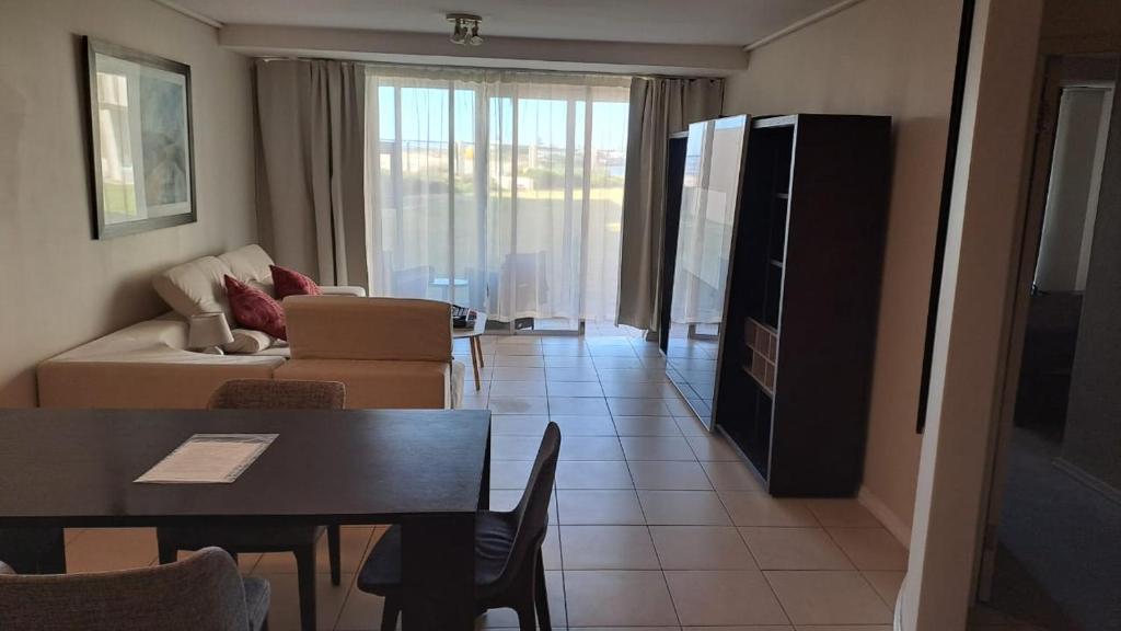 spacious-beachfront-2bedroom-apartment-lagoon-view-cape-town-updated