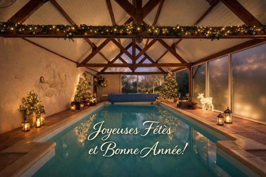une piscine décorée de sapins de Noël et de lumières dans l'établissement cavalibre-mesquer, à Mesquer